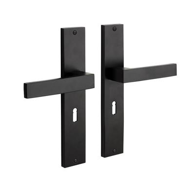 Mooi Deurbeslag Deurklink Lusso geveerd schild sleutelgat 55mm mat zwart