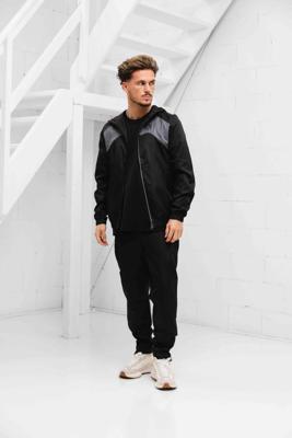 Cruyff Cambio Woven Trainingspak Heren Zwart - Maat S - Kleur: Zwart | Soccerfanshop Cruyff Cambio Woven Trainingspak Heren Zwart - Maat S - Kleur: Zwart | Soccerfanshop