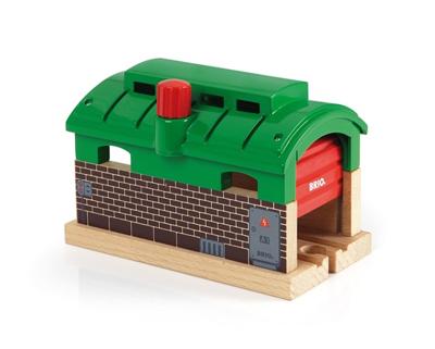 Brio houten treingarage met roldeuren Brio houten treingarage met roldeuren