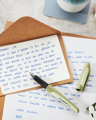 Vulpen STABILO Flow medium khaki blister à 1 stuk Vulpen STABILO Flow medium khaki blister à 1 stuk