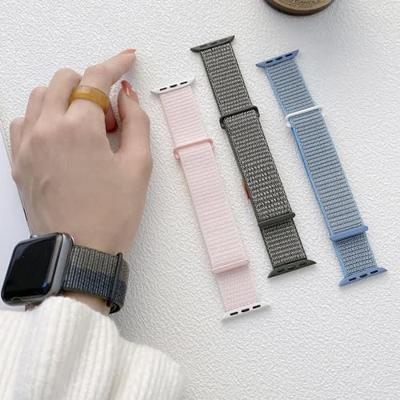 Nylon sport loop band - Lichtroze - Extra sterke klittenbandsluiting - Geschikt voor Apple Watch 38mm / 40mm / 41mm / 42mm Nylon sport loop band - Lichtroze - Extra sterke klittenbandsluiting - Geschikt voor Apple Watch 38mm / 40mm / 41mm / 42mm