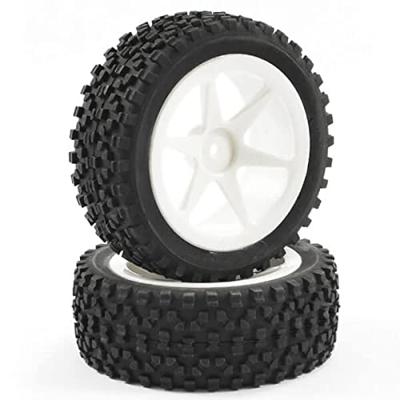 Fastrax Cuboid mounted voorbanden op witte 6-spaaks velgen voor 1/10 buggy