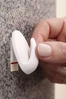 tesa POWERSTRIPS® Zelfklevende haak Small Ovaal Chroom Inhoud: 3 stuk(s) tesa POWERSTRIPS® Zelfklevende haak Small Ovaal Chroom Inhoud: 3 stuk(s)