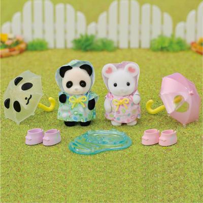 Gelede figuren - SYLVANIAN FAMILIES - Babyduo in regenpakken - Panda en Marshmallow Mouse