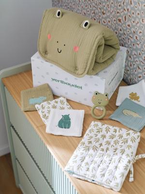 8-delige kraamcadeauset: 1 rammelaar, 1 aankleedkussen, 5 doekjes, 1 etui groen, bedrukt