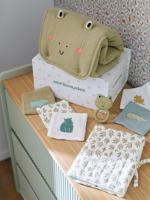 8-delige kraamcadeauset: 1 rammelaar, 1 aankleedkussen, 5 doekjes, 1 etui groen, bedrukt - thumbnail