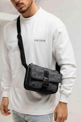 Malelions Monogram Messenger Schoudertas Zwart - Maat One Size - Kleur: Zwart | Soccerfanshop Malelions Monogram Messenger Schoudertas Zwart - Maat One Size - Kleur: Zwart | Soccerfanshop