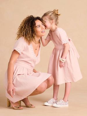 Feestelijke jurk voor meisjes, matchy matchy moeder/dochter capsule roze (poederkleur) Feestelijke jurk voor meisjes, matchy matchy moeder/dochter capsule roze (poederkleur)