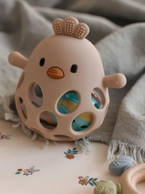 Siliconen rammelaar in de vorm van een kuiken ecru Siliconen rammelaar in de vorm van een kuiken ecru