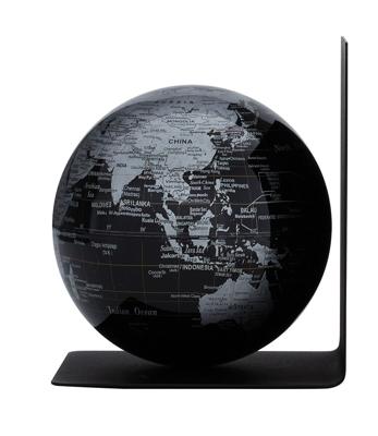 Boekensteun troika met magn globe 13cm zw-zilver