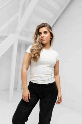 Guess Pony Hair Logo T-Shirt Dames Wit - Maat L - Kleur: Wit | Soccerfanshop Guess Pony Hair Logo T-Shirt Dames Wit - Maat L - Kleur: Wit | Soccerfanshop