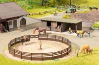 NOCH 66717 H0 micro-motion-manege met paardenboxen - thumbnail