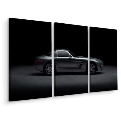 Schilderij - Sportwagen met donkere achtergrond, 3 luik, premium print