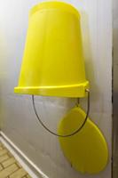 Vikan Emmerdeksel geel 12 ltr. met schenktuit - thumbnail