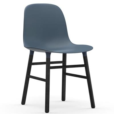 Normann Copenhagen Form eetkamerstoel Blue vierpoot zwart eikenhout Normann Copenhagen Form eetkamerstoel Blue vierpoot zwart eikenhout