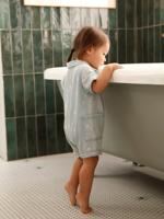 Denim combishort babymeisjes gebleekt denim - thumbnail