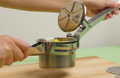 Sareva Pureeknijper / Aardappelpers - RVS - ø 10 cm Sareva Pureeknijper / Aardappelpers - RVS - ø 10 cm