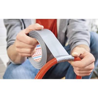 tesa UNIVERSAL 56338-00001-01 Textieltape Zilver (l x b) 65 m x 48 mm 1 stuk(s) tesa UNIVERSAL 56338-00001-01 Textieltape Zilver (l x b) 65 m x 48 mm 1 stuk(s)