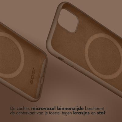 Accezz Liquid Silicone Backcover met MagSafe voor Apple iPhone 15 Pro Max Telefoonhoesje Bruin Accezz Liquid Silicone Backcover met MagSafe voor Apple iPhone 15 Pro Max Telefoonhoesje Bruin