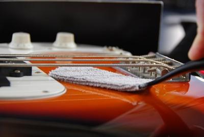 MusicNomad MN205 The Nomad Tool String, Body & Hardware Cleaning schoonmaakborstel voor gitaar en versterker - thumbnail