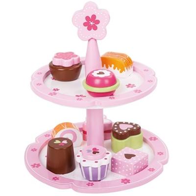 Houten etagere met gebakjes en taartjes