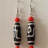 Oorhangers met Dzi-Kraal van Yakbeen (6 x 1 cm) - thumbnail