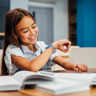 Lexibook, Disney Stitch, Montre Appareil Photo Selfie, Écran Tactile HD, Appareil Photo 720p, Lecteur MP3, Haut-Parleur intégré, Dictaphone, Podomètre, 5 Jeux, Bleu, DMW070D