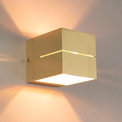 Gemini oro by LUSENZ - Kubusvormige up and down wandlamp met een geborstelde gouden coating