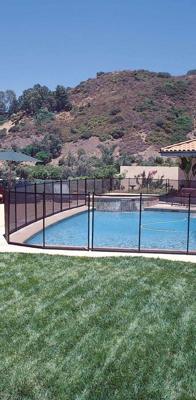 Flexibele veiligheidsbarrière - GRE - 3 m x H 1,33 m - Voorgemonteerd - Knipbaar doek - 4 palen + discrete afdekkingen