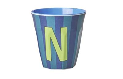Gestreepte melamine mok LETTER N rice, medium 250 ml meerkleurig