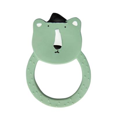 Trixie bijtring rond mr. bear