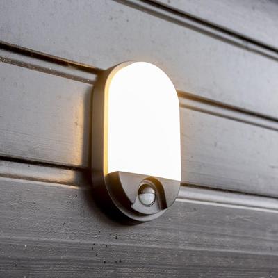 Trend - LED Wandlamp met sensor - 10 Watt 825 Lumen - Bewegingssensor en schemerschakelaar - 3000K warm wit licht - zwart