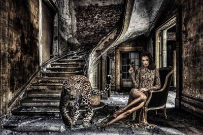 Foto Glas Art - Vrouw op stoel met luipaard in oud gebouw , 80x120, prachtig voor in de woon en of slaapkamer, inclusief ophang materiaal