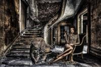 Foto Glas Art - Vrouw op stoel met luipaard in oud gebouw , 80x120, prachtig voor in de woon en of slaapkamer, inclusief ophang materiaal - thumbnail