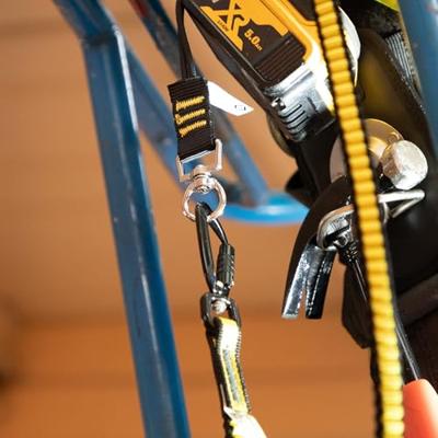 C.K T8007 Bevestigingslus met D-ring op het scharnier