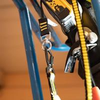 C.K T8007 Bevestigingslus met D-ring op het scharnier - thumbnail