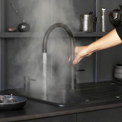 Fusion Round Mat Zwart Met Pro3 Vaq Boiler Quooker