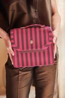 Pip Studio Frances Schoudertas Medium Streep Roze - thumbnail