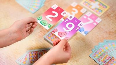 Zygomatic Kaartspel - Happy Mochi - Familiespel - 2 tot 6 spelers - Vanaf 8 jaar - Speelduur: 20 minuten - Handig, draagbaar formaat