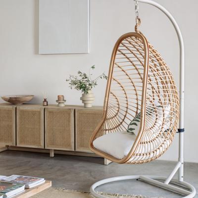 Kave Home Hangstoel 'Ekaterina' Met standaard, Rotan, kleur Naturel/Grijs