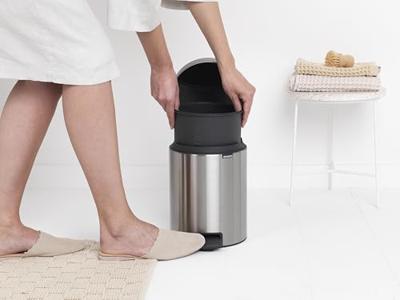 Brabantia pedaalemmer Newlcon 5 liter matt steel fingerprint proof - thumbnail