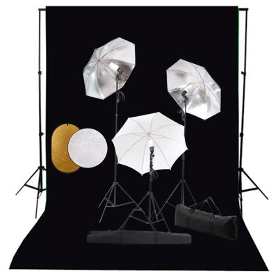 Fotostudioset met lampen, paraplu's, achtergrond en reflector