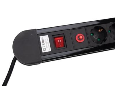 6-Voudige stekkerdoos met overspanningsbeveiliging randaarde