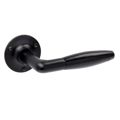 De Oude Deurklink Deurklink Klassiek geveerd in zwart met rond rozet De Oude Deurklink Deurklink Klassiek geveerd in zwart met rond rozet