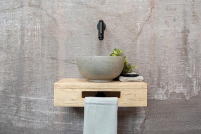 Saniclear Seba fonteinset met eiken plank, grijze terrazzo waskom en zwarte kraan voor in het toilet Saniclear Seba fonteinset met eiken plank, grijze terrazzo waskom en zwarte kraan voor in het toilet