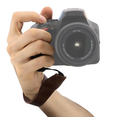 MegaGear ultralichte handriem van leer voor alle camera's, donkerbruin