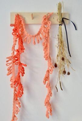 Haakpatroon byClaire Feestelijk slingertje of decoratieve broche