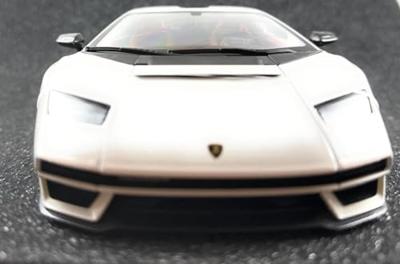 Maisto Lamborghini Countach LPI 800-4 1:18 Auto