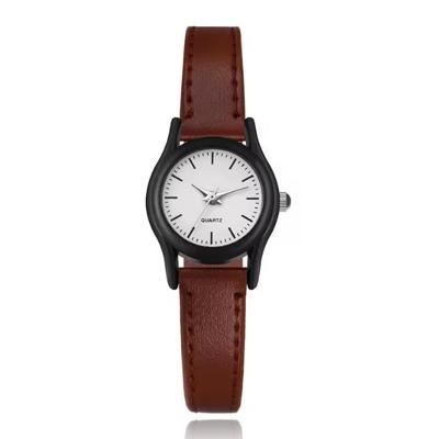 Dameshorloge met wit uurwerk en bruin leren bandje - Klassiek en stijlvol Dameshorloge met wit uurwerk en bruin leren bandje - Klassiek en stijlvol
