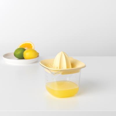 Brabantia citruspers met maatbeker 0.5 tasty vanilla yellow Brabantia citruspers met maatbeker 0.5 tasty vanilla yellow